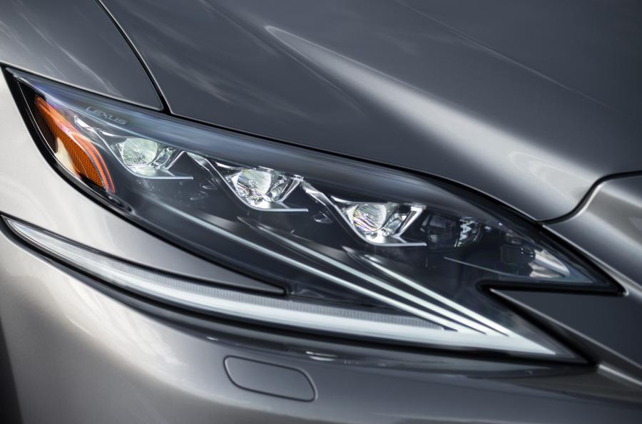 Детали экстерьера Lexus LS500h AWD 2018 года  (UK) (фото 25 из 40)